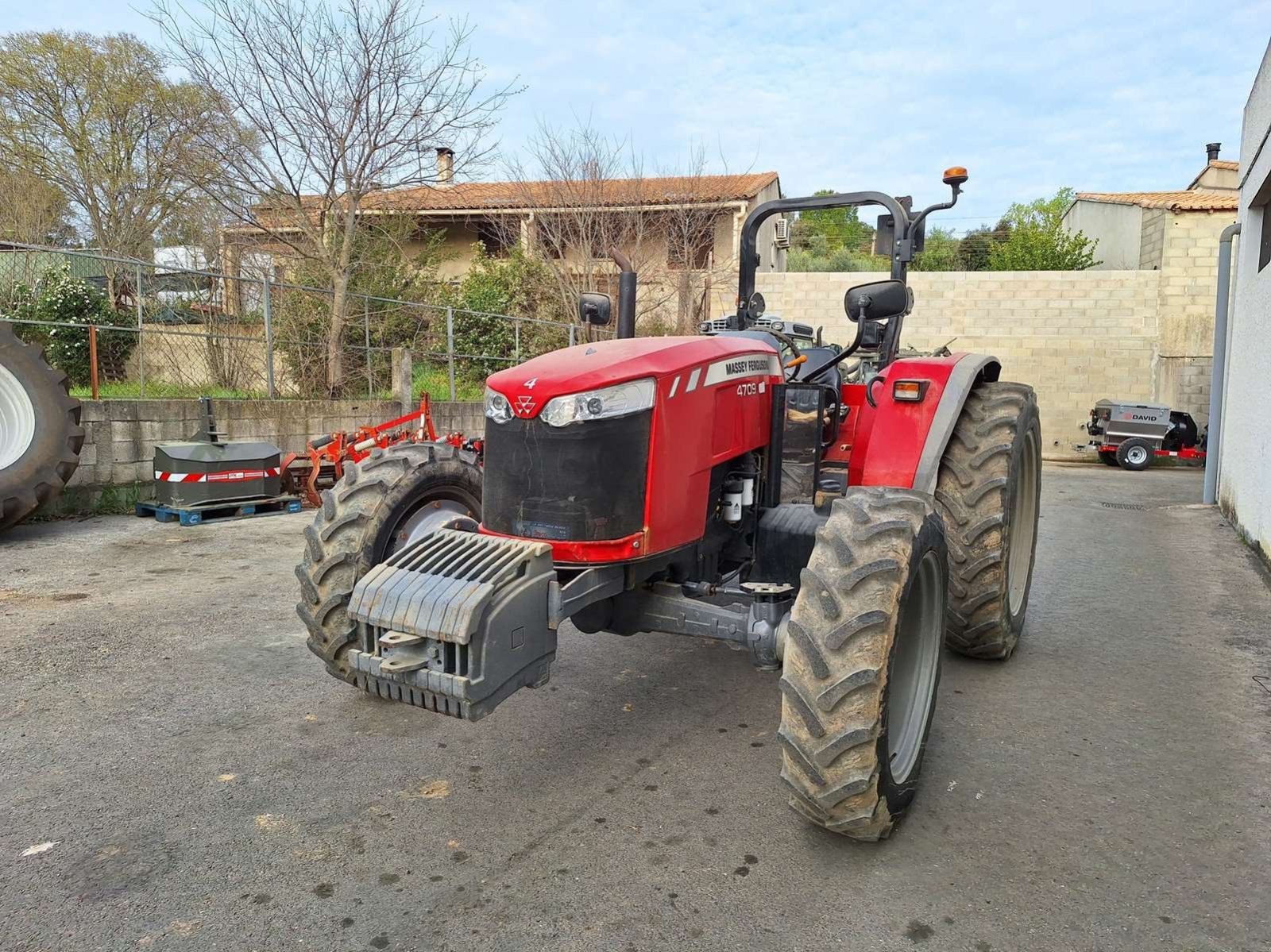 Traktor of the type Massey Ferguson 4709, Gebrauchtmaschine in UCHAUD (Picture 1)