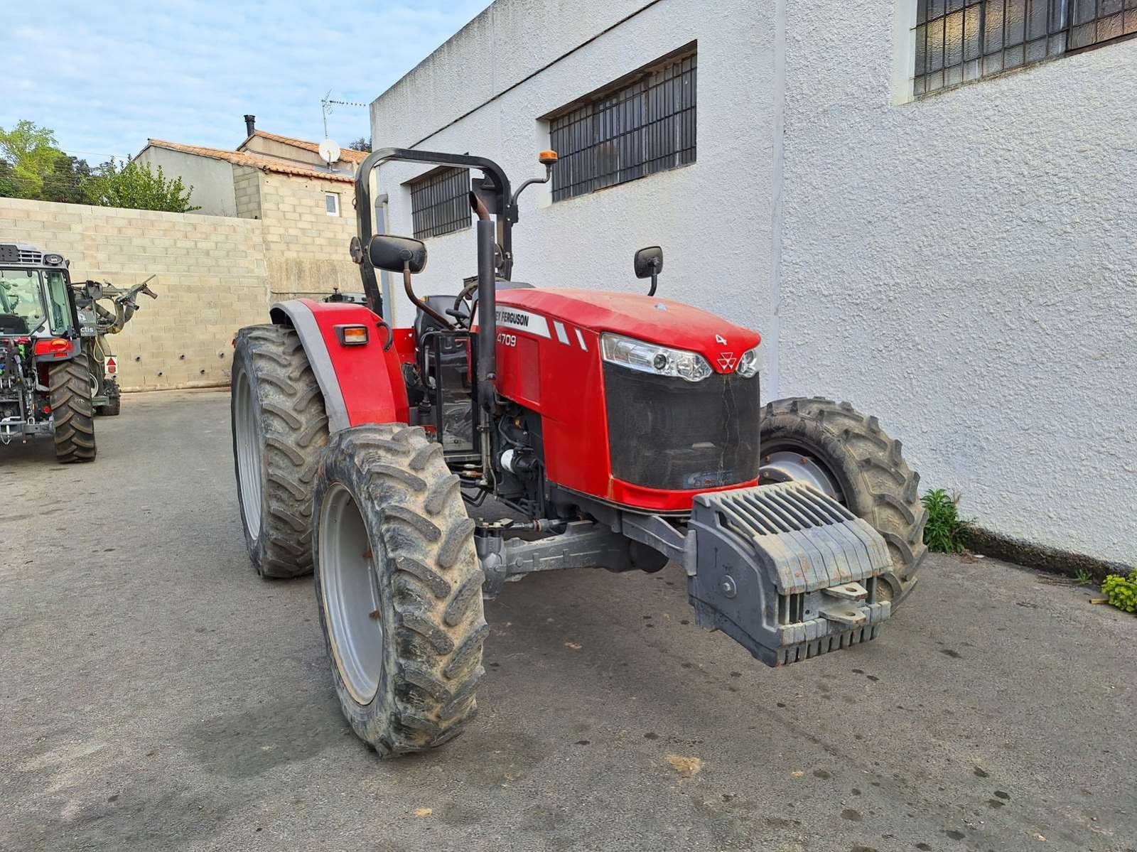 Traktor of the type Massey Ferguson 4709, Gebrauchtmaschine in UCHAUD (Picture 2)