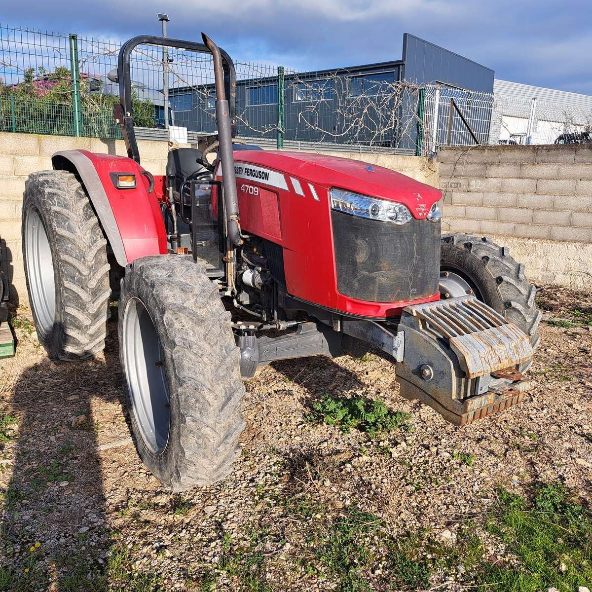 Traktor типа Massey Ferguson 4709, Gebrauchtmaschine в UCHAUD (Фотография 1)