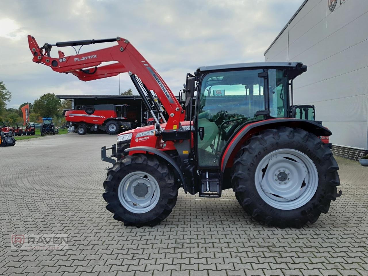 Traktor of the type Massey Ferguson 4709M Cab, Gebrauchtmaschine in Sulingen (Picture 2)