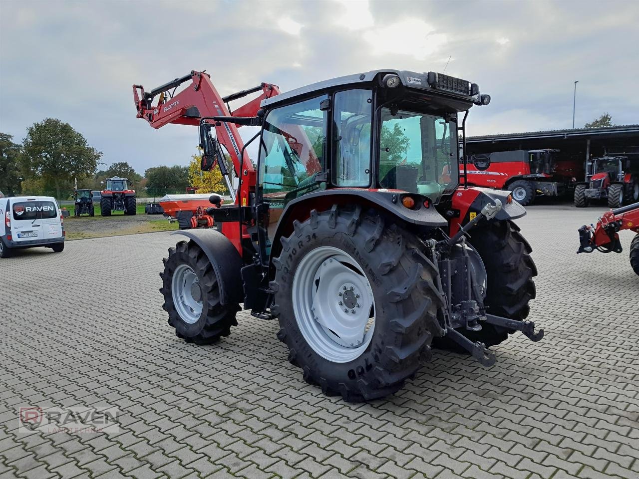 Traktor of the type Massey Ferguson 4709M Cab, Gebrauchtmaschine in Sulingen (Picture 3)