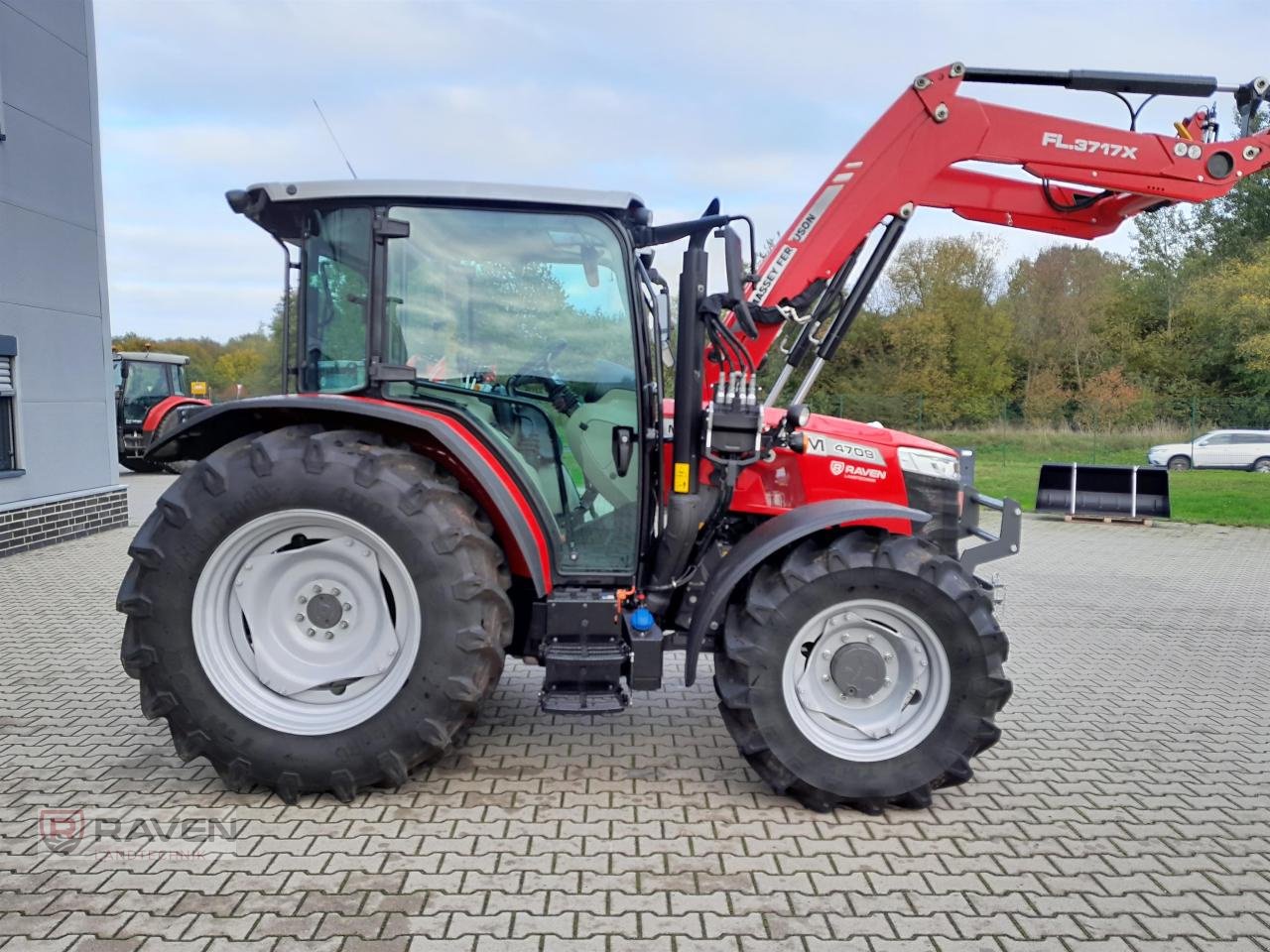 Traktor of the type Massey Ferguson 4709M Cab, Gebrauchtmaschine in Sulingen (Picture 5)