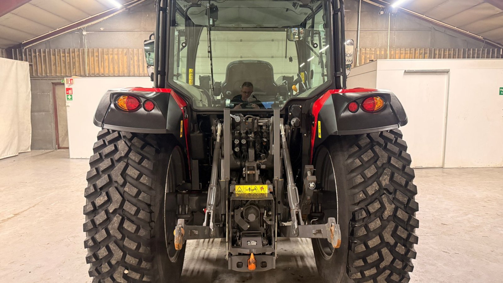 Traktor van het type Massey Ferguson 4710M, Gebrauchtmaschine in Ølen (Foto 4)