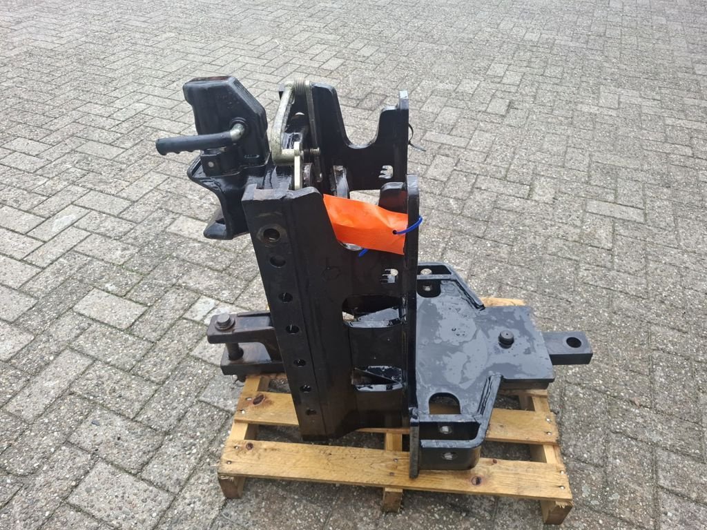 Traktor типа Massey Ferguson 5400-SERIE TREKHAAKFRAME, Gebrauchtmaschine в MARIENHEEM (Фотография 4)