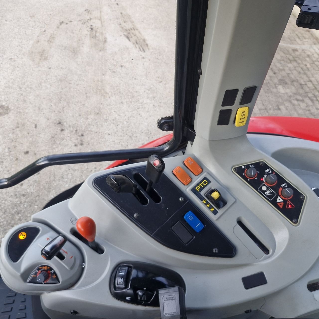 Traktor типа Massey Ferguson 5430 Dyna 4, Gebrauchtmaschine в Daarle (Фотография 11)