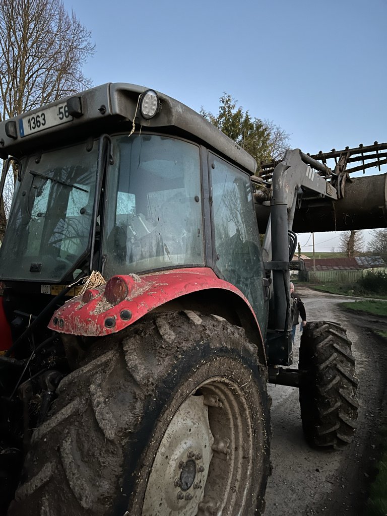 Traktor типа Massey Ferguson 5460, Gebrauchtmaschine в JOSSELIN (Фотография 2)