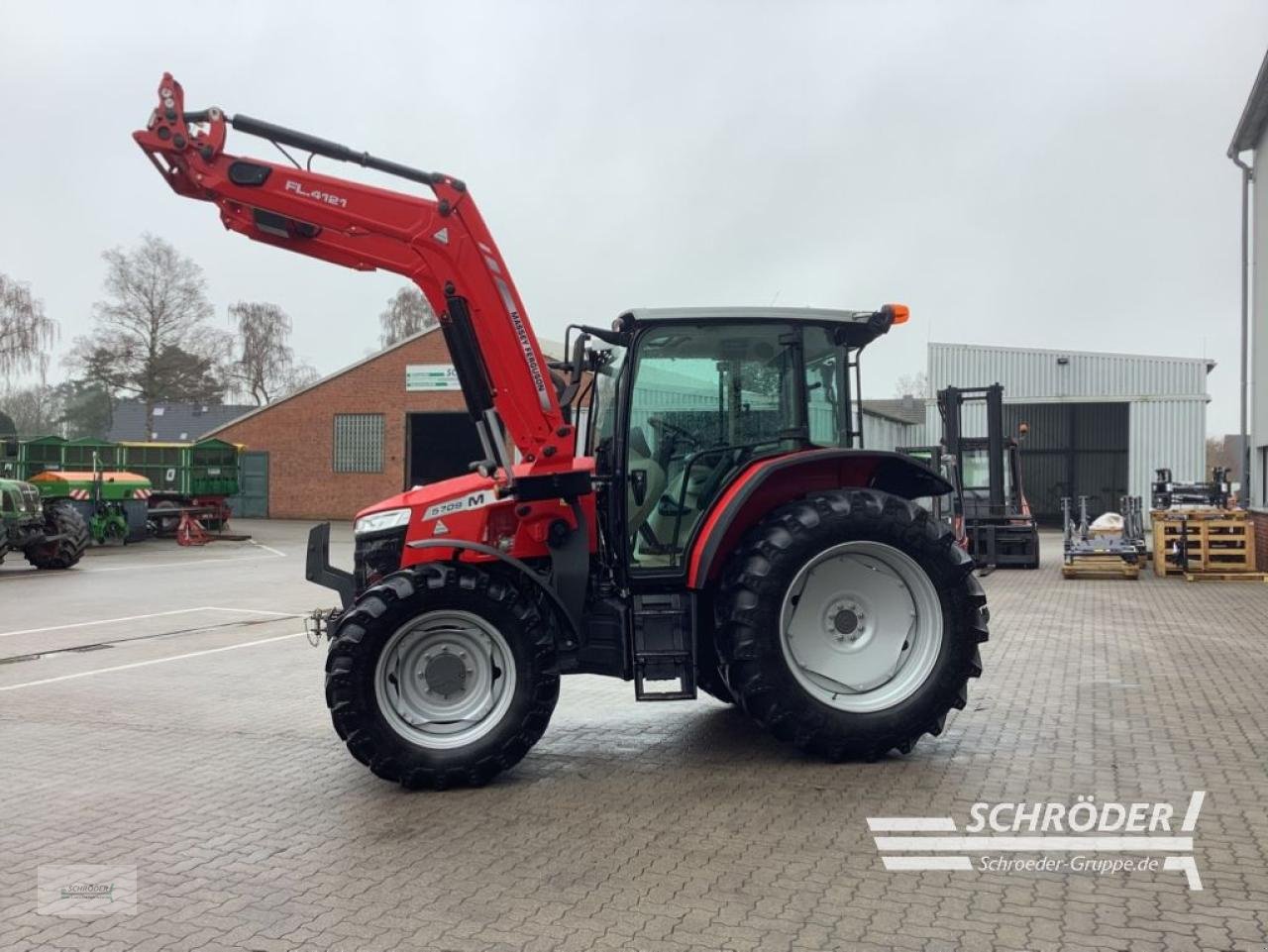 Traktor от тип Massey Ferguson 5709 M CAB DYNA-4 ESSENTIAL, Gebrauchtmaschine в Völkersen (Снимка 3)