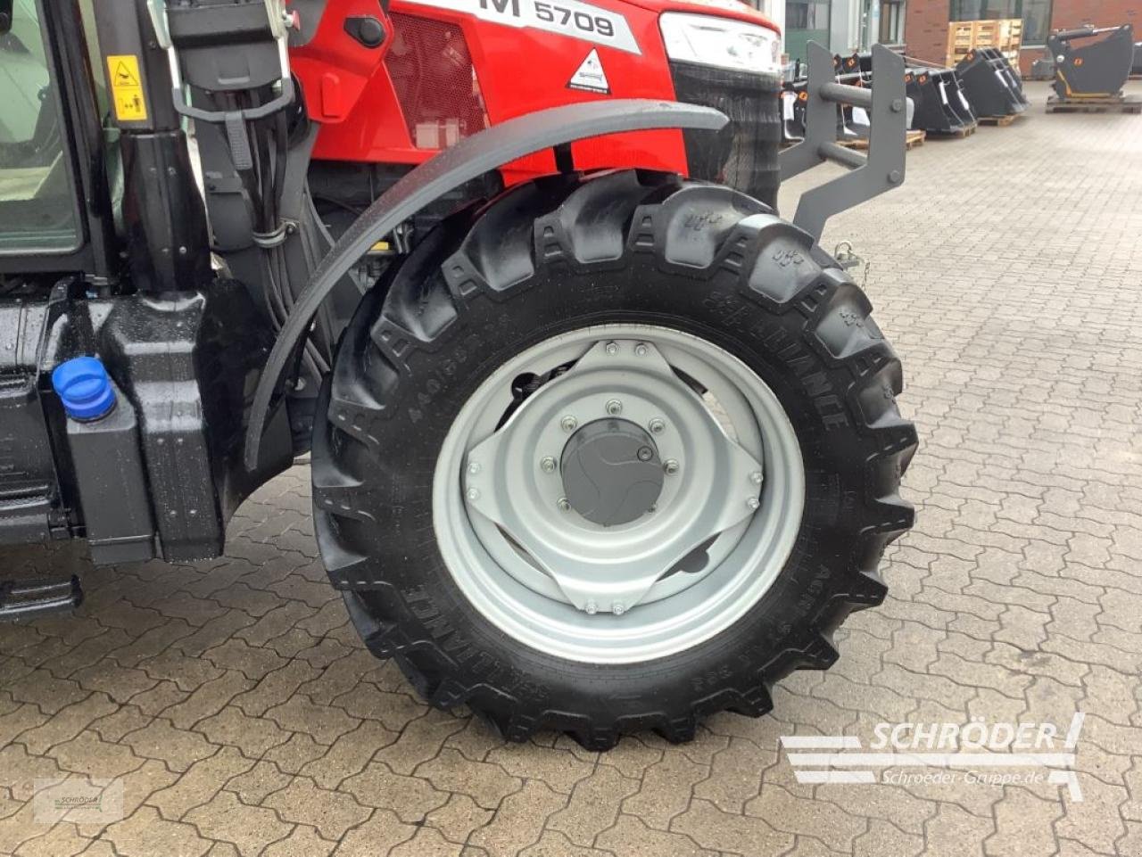 Traktor от тип Massey Ferguson 5709 M CAB DYNA-4 ESSENTIAL, Gebrauchtmaschine в Völkersen (Снимка 19)