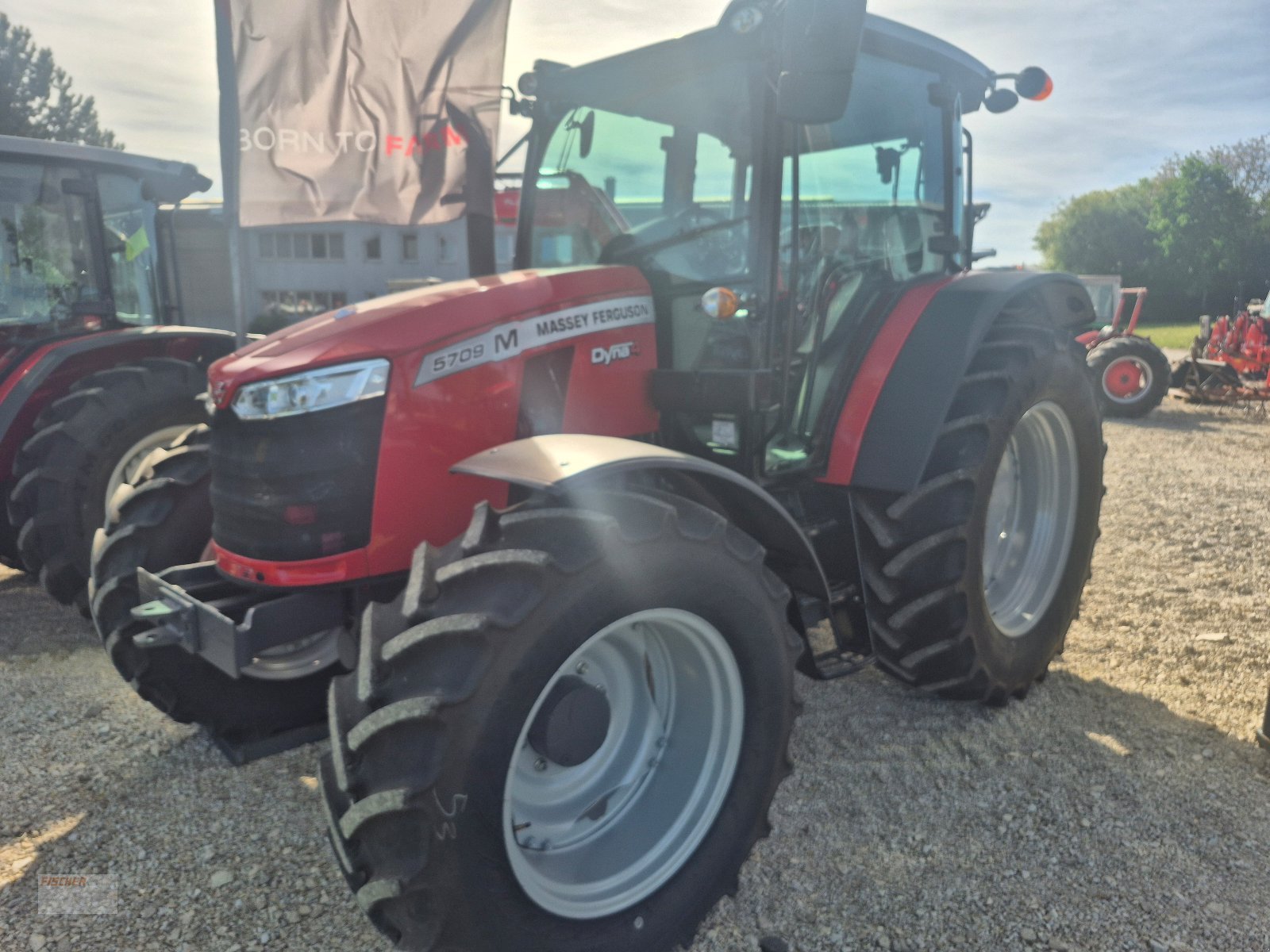 Traktor от тип Massey Ferguson 5709, Gebrauchtmaschine в Pfoerring (Снимка 1)