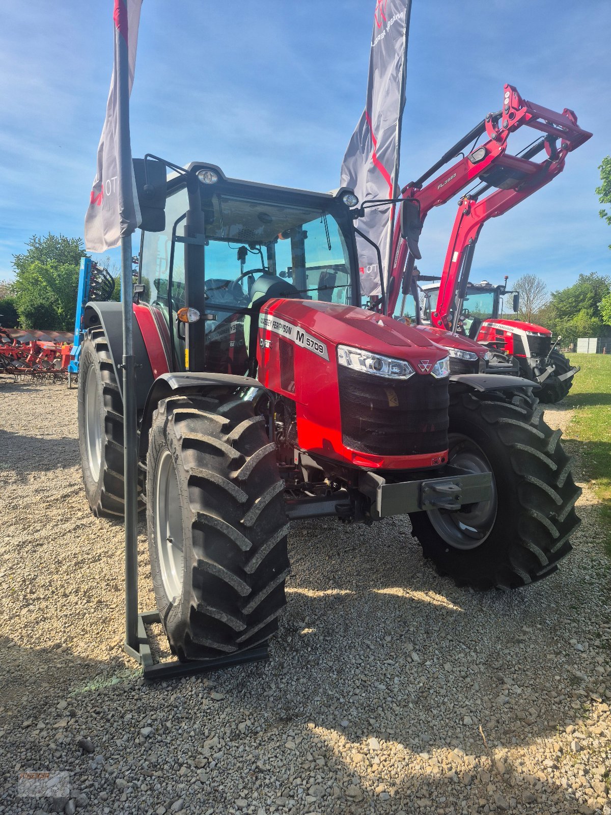 Traktor от тип Massey Ferguson 5709, Gebrauchtmaschine в Pfoerring (Снимка 2)