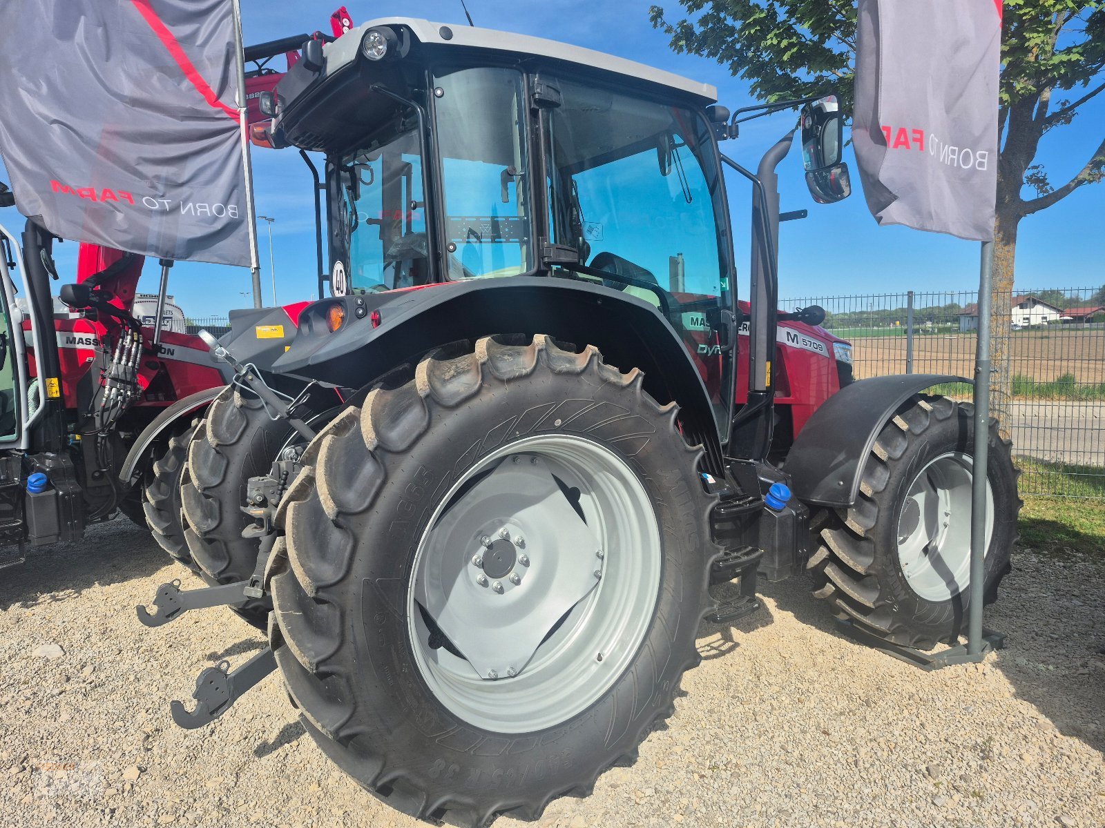 Traktor от тип Massey Ferguson 5709, Gebrauchtmaschine в Pfoerring (Снимка 3)