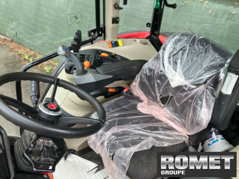 Traktor типа Massey Ferguson 5710 M D4 ES, Gebrauchtmaschine в Gennes sur glaize (Фотография 2)