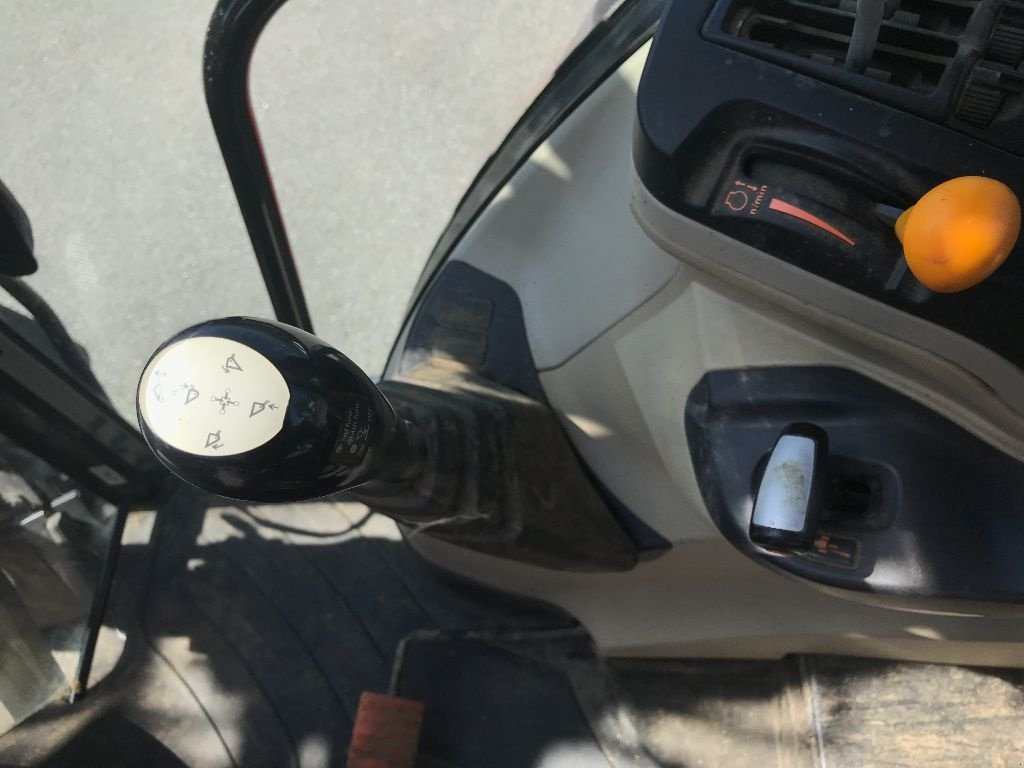 Traktor Türe ait Massey Ferguson 5711 ESSENTIAL DYNA-4, Gebrauchtmaschine içinde MORLHON LE HAUT (resim 11)