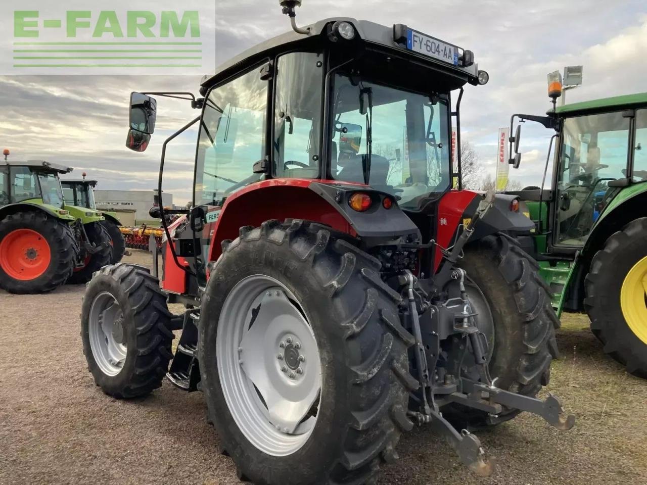 Traktor van het type Massey Ferguson 5711 essential mr, Gebrauchtmaschine in VAROIS-ET-CHAIGNOT (Foto 5)