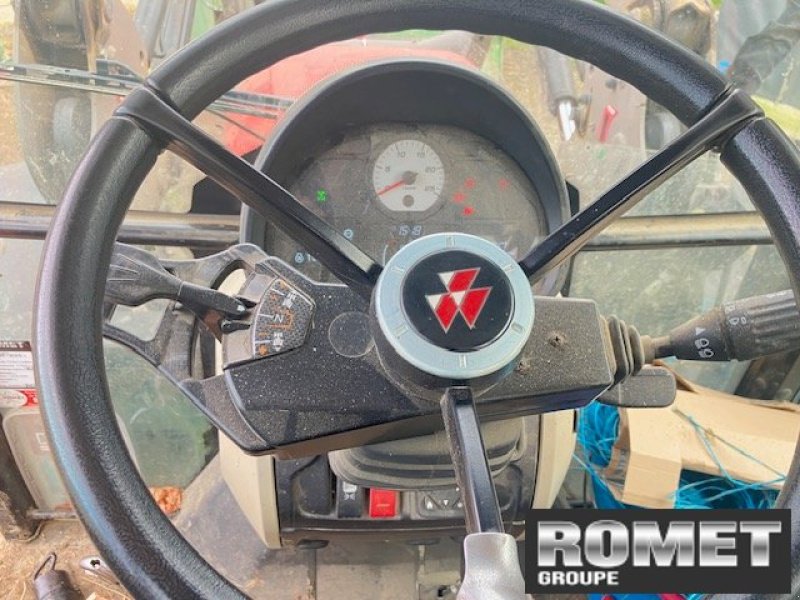 Traktor van het type Massey Ferguson 5711 M D4 ES, Gebrauchtmaschine in Gennes sur glaize (Foto 11)