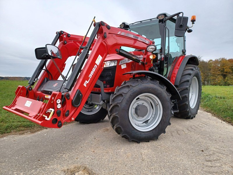Traktor des Typs Massey Ferguson 5711 M D4, Ausstellungsmaschine in Hindelbank (Bild 1)