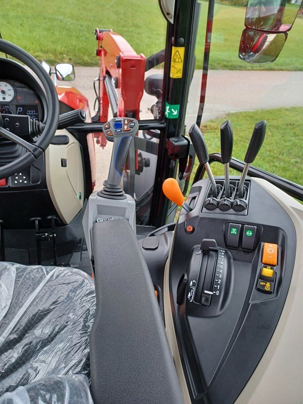 Traktor of the type Massey Ferguson 5711 M D4, Ausstellungsmaschine in Hindelbank (Picture 7)