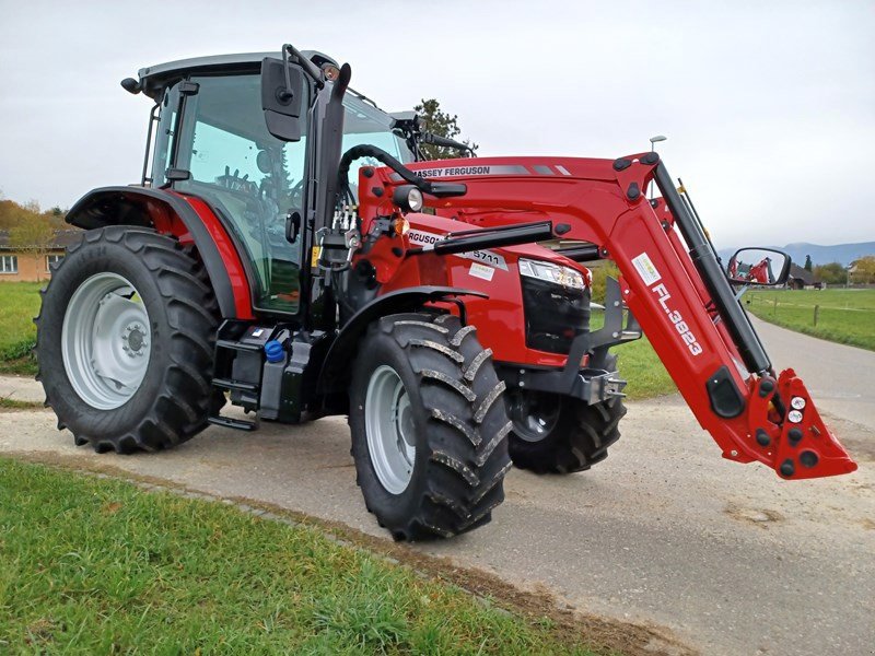 Traktor of the type Massey Ferguson 5711 M D4, Ausstellungsmaschine in Hindelbank (Picture 3)