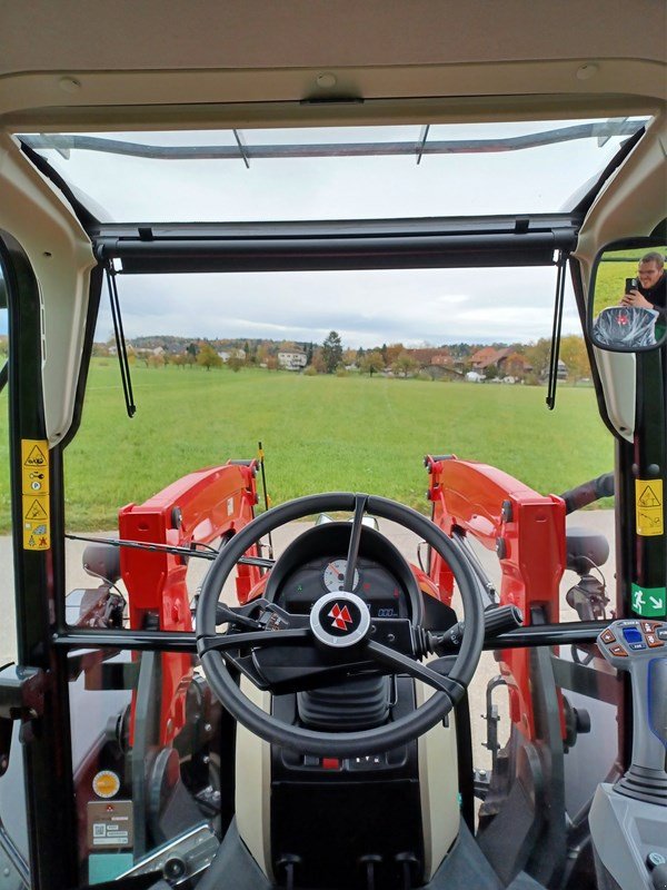 Traktor des Typs Massey Ferguson 5711 M D4, Ausstellungsmaschine in Hindelbank (Bild 6)