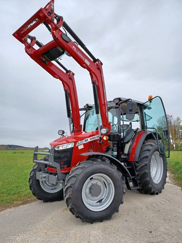 Traktor des Typs Massey Ferguson 5711 M D4, Ausstellungsmaschine in Hindelbank (Bild 2)