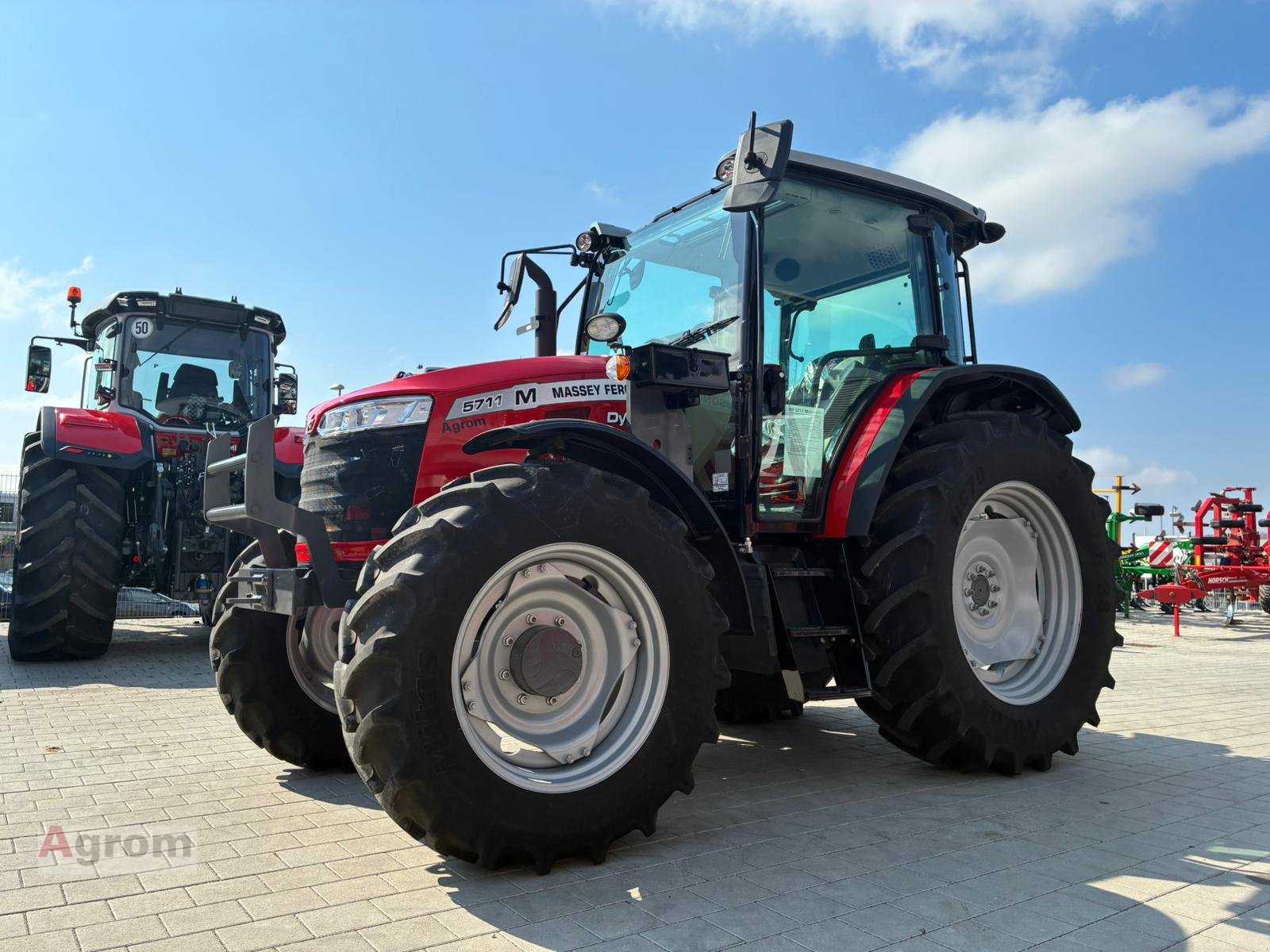 Traktor типа Massey Ferguson 5711 M, Neumaschine в Münsingen (Фотография 1)