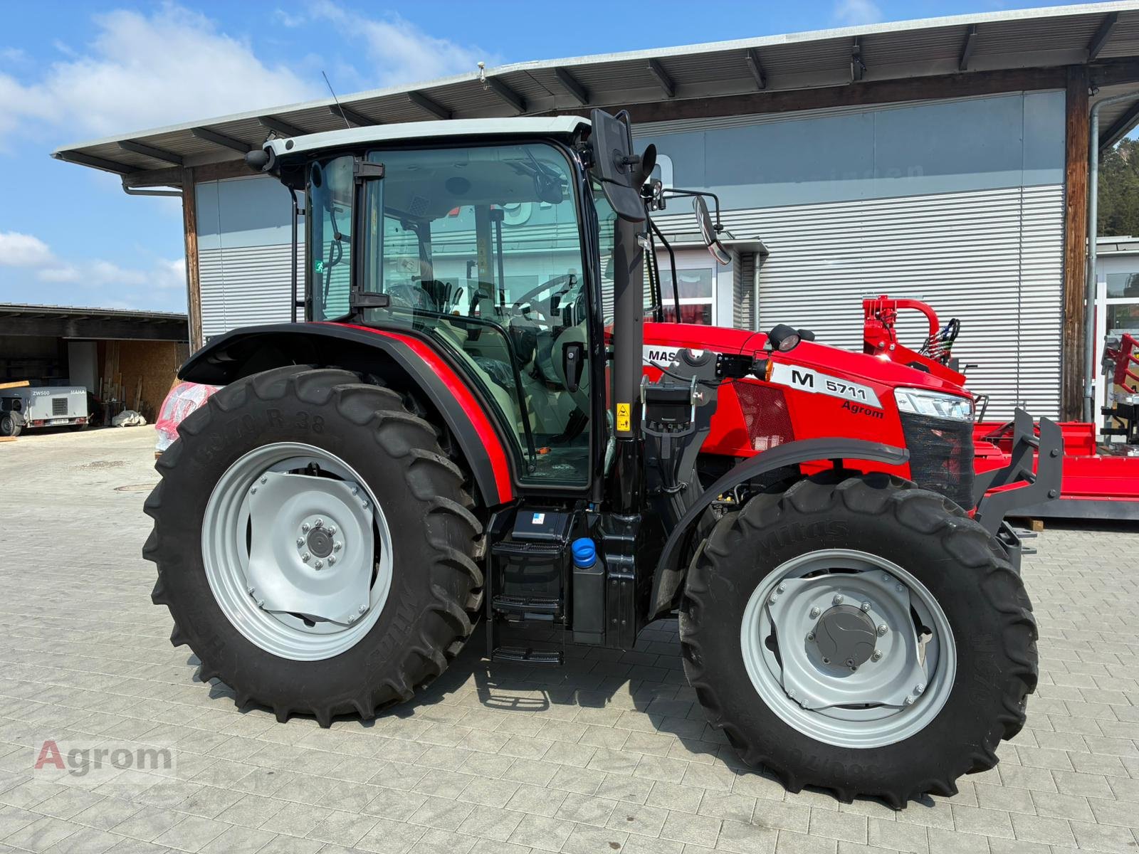 Traktor типа Massey Ferguson 5711 M, Neumaschine в Münsingen (Фотография 3)