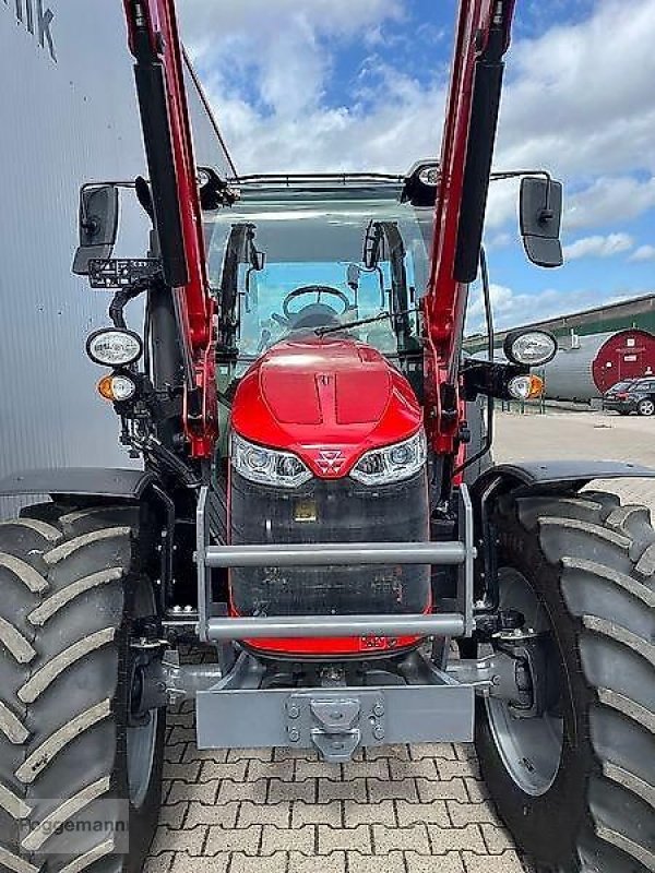 Traktor of the type Massey Ferguson 5711 M, Vorführmaschine in Bad Iburg - Sentrup (Picture 5)