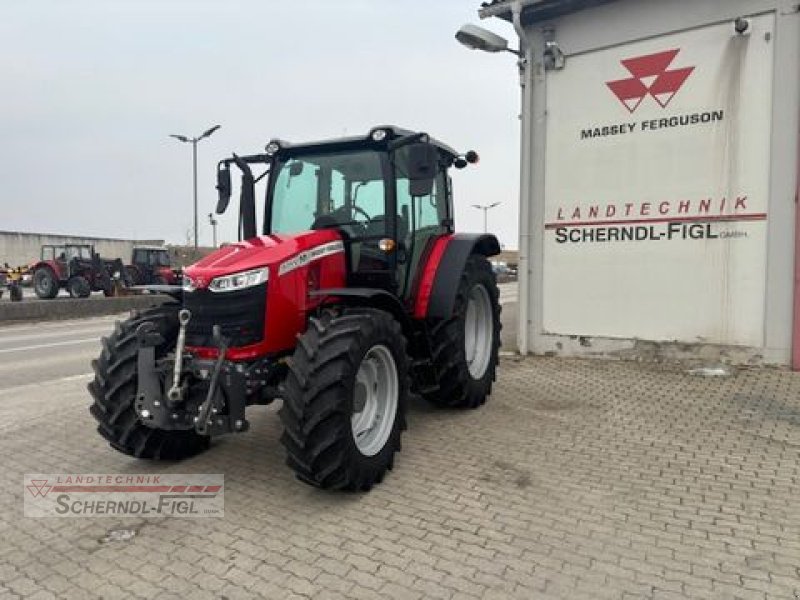 Traktor от тип Massey Ferguson 5711 M, Gebrauchtmaschine в St.Margarethen (Снимка 1)