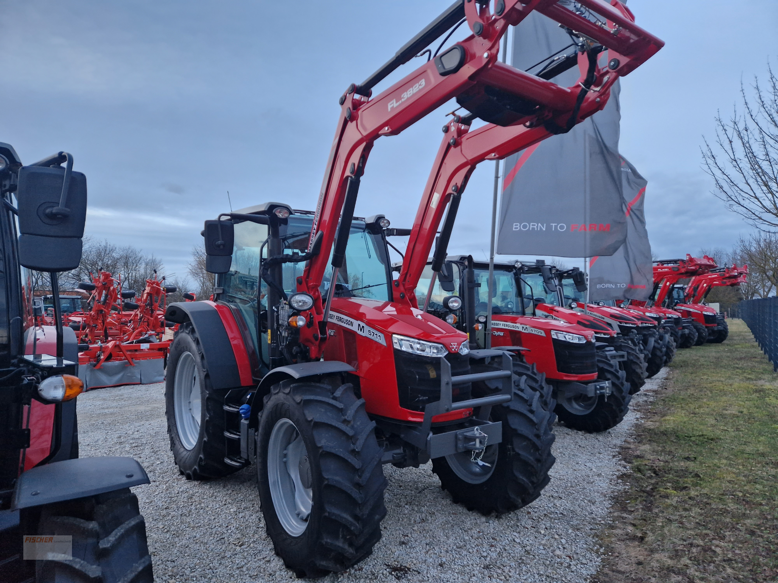 Traktor του τύπου Massey Ferguson 5711 MR, Neumaschine σε Pfoerring (Φωτογραφία 1)