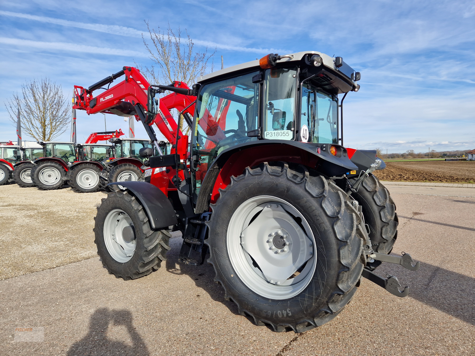 Traktor des Typs Massey Ferguson 5711 MR, Neumaschine in Pfoerring (Bild 4)