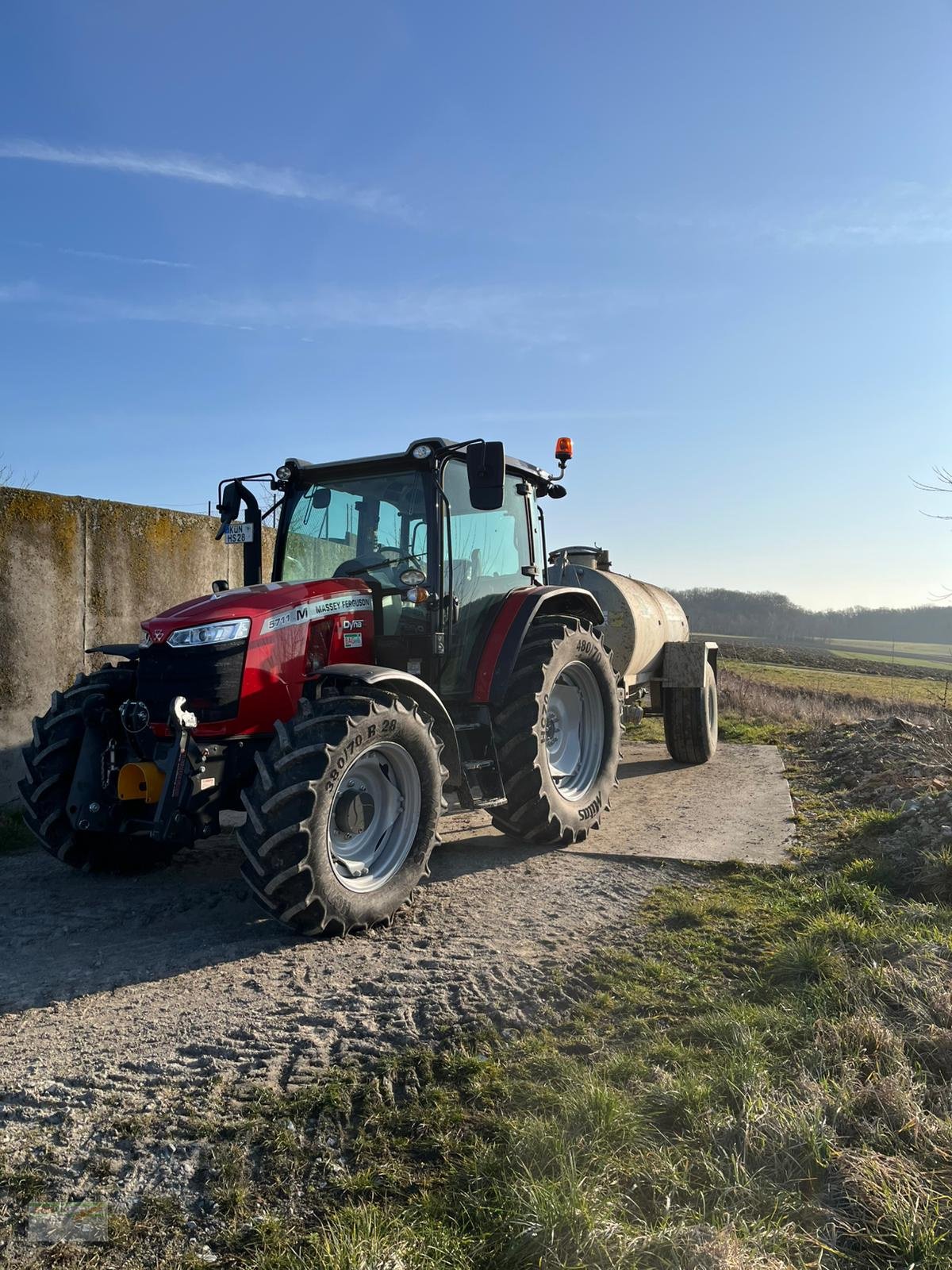 Traktor типа Massey Ferguson 5711, Gebrauchtmaschine в Ingelfingen-Stachenhausen (Фотография 1)