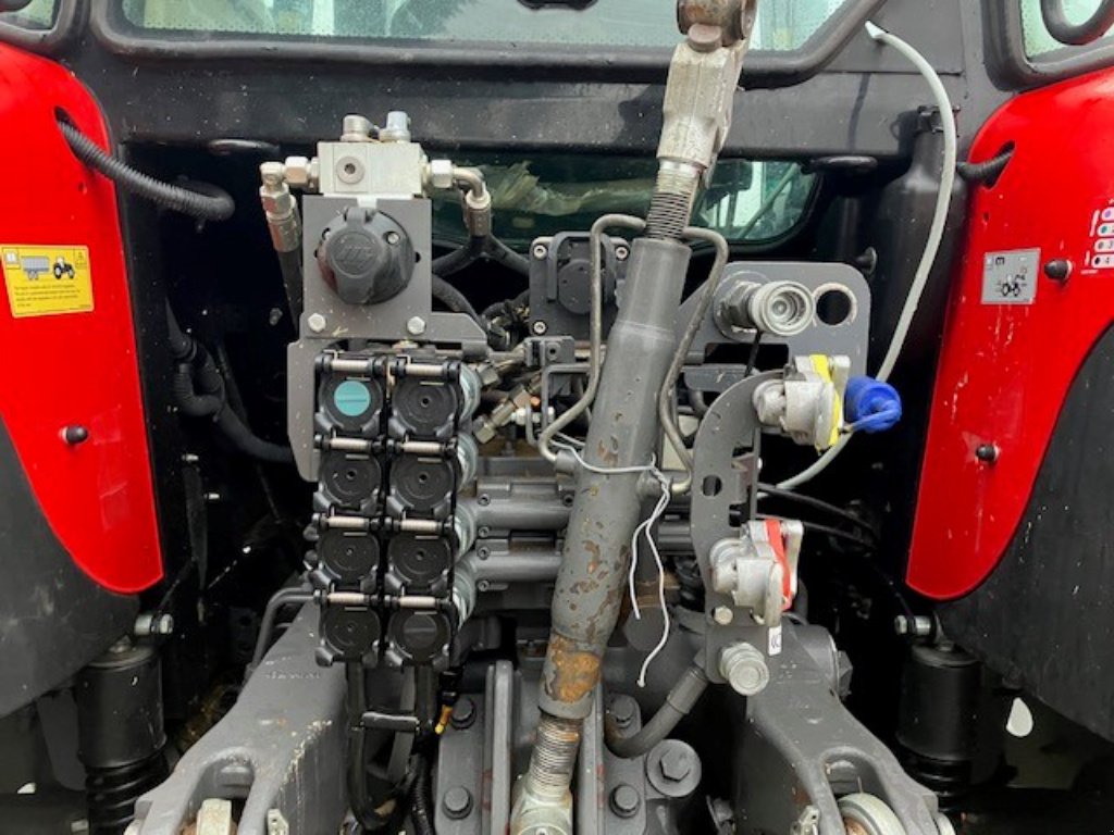 Traktor от тип Massey Ferguson 5712 S D 6 EFFICIENT, Gebrauchtmaschine в POUSSAY (Снимка 8)