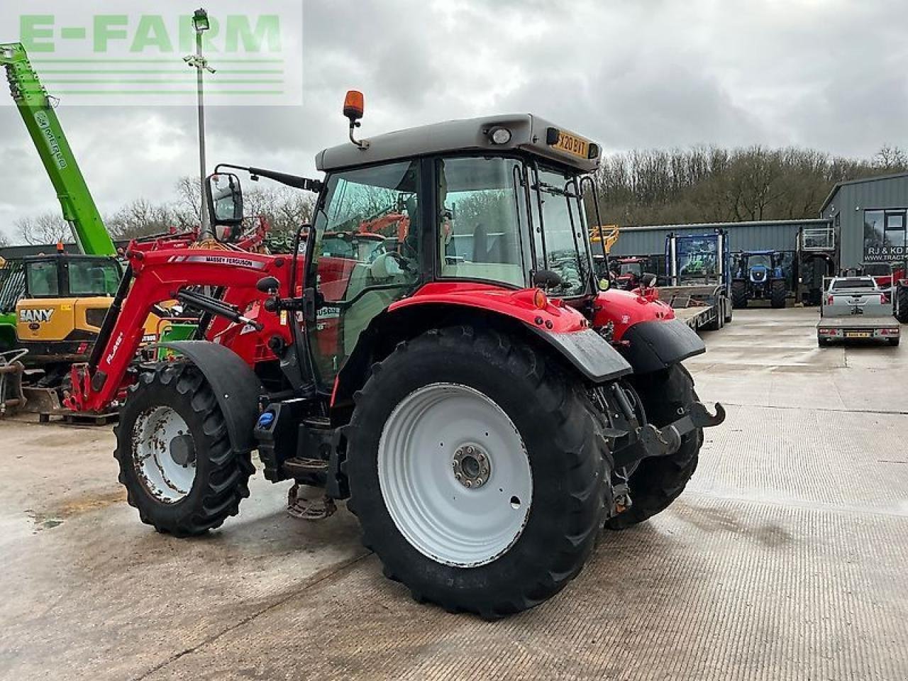 Traktor от тип Massey Ferguson 5712s dyna4 tractor (st25521), Gebrauchtmaschine в SHAFTESBURY (Снимка 5)