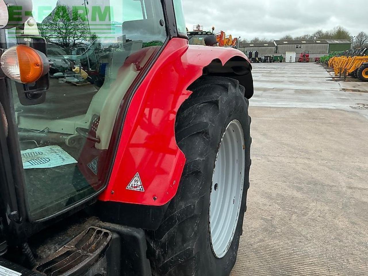 Traktor от тип Massey Ferguson 5712s dyna4 tractor (st25521), Gebrauchtmaschine в SHAFTESBURY (Снимка 18)