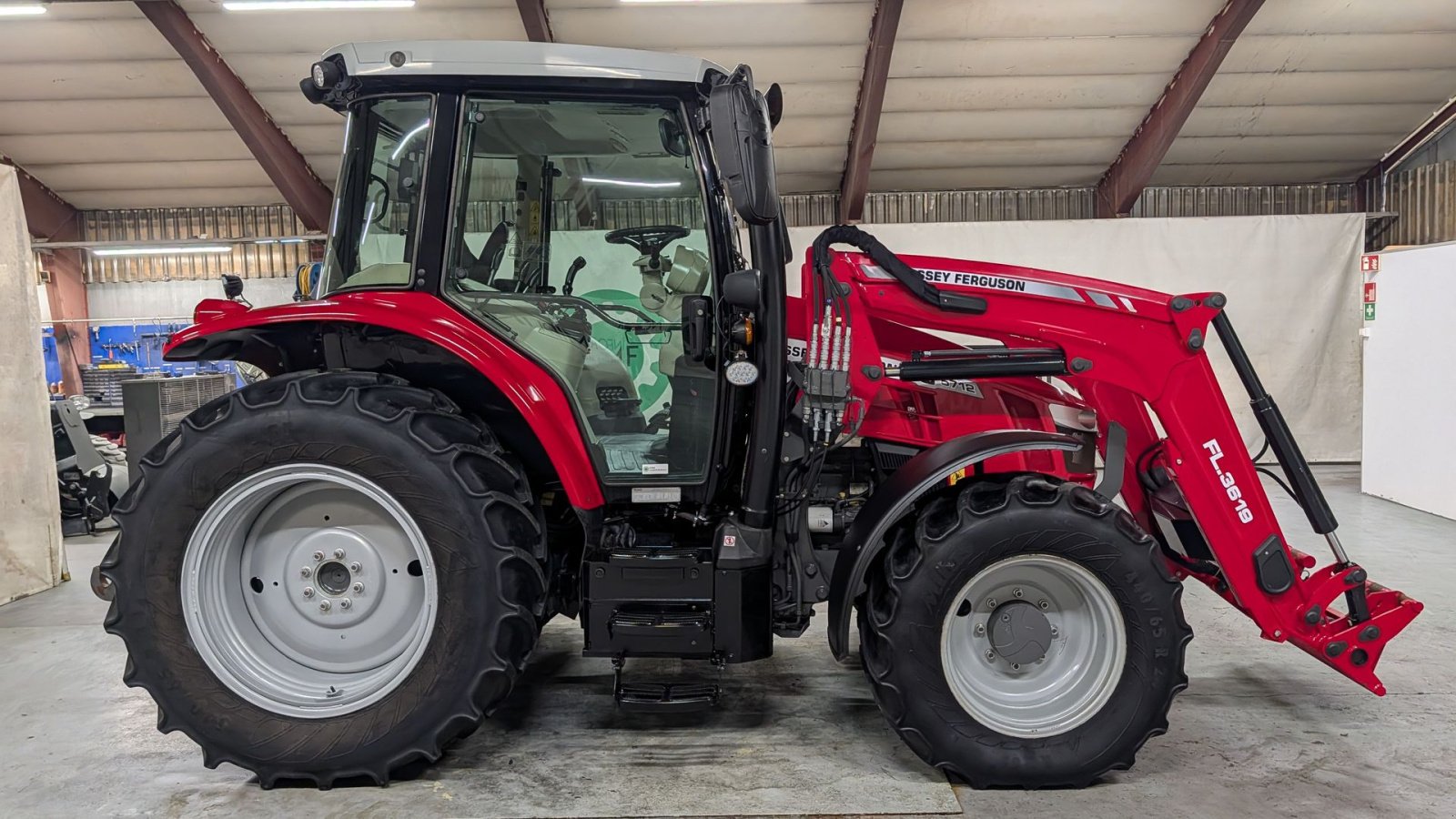 Traktor des Typs Massey Ferguson 5712S, Gebrauchtmaschine in Ølen (Bild 7)