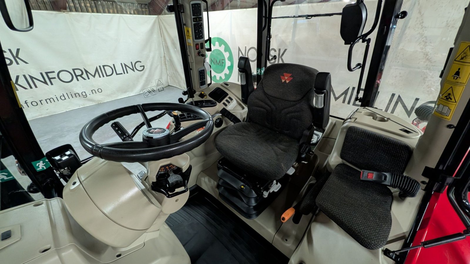 Traktor des Typs Massey Ferguson 5712S, Gebrauchtmaschine in Ølen (Bild 14)