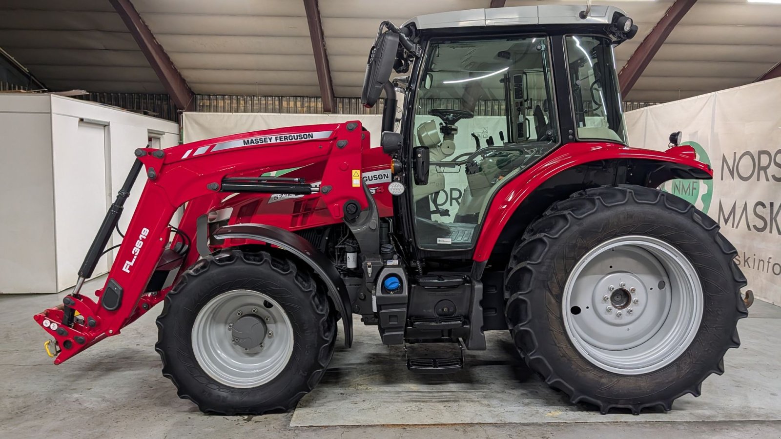 Traktor des Typs Massey Ferguson 5712S, Gebrauchtmaschine in Ølen (Bild 2)