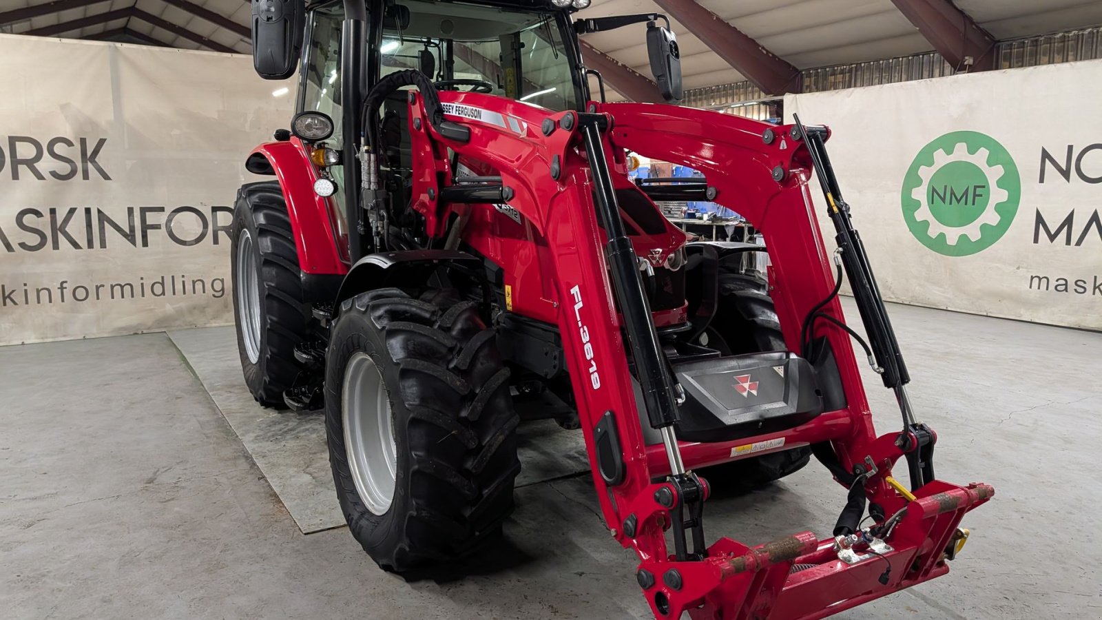 Traktor des Typs Massey Ferguson 5712S, Gebrauchtmaschine in Ølen (Bild 8)