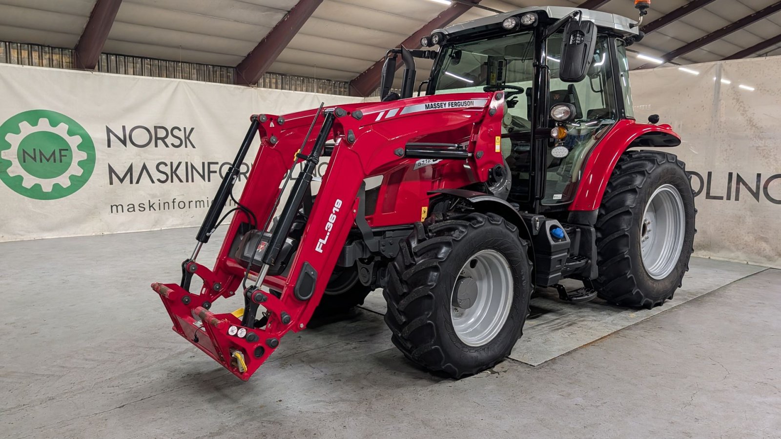 Traktor des Typs Massey Ferguson 5712S, Gebrauchtmaschine in Ølen (Bild 1)