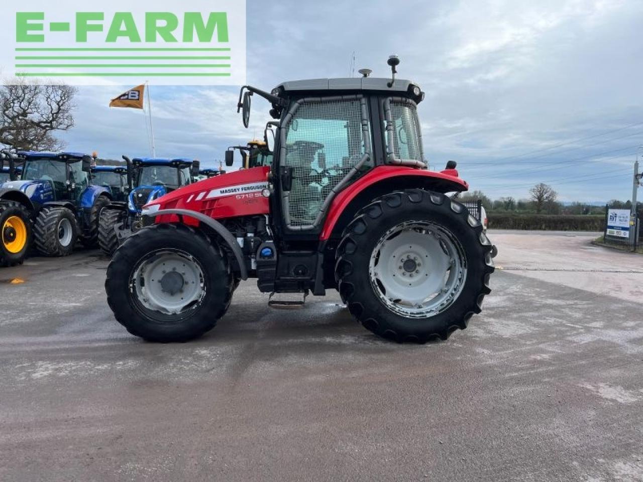 Traktor of the type Massey Ferguson 5712sl, Gebrauchtmaschine in SHREWSBURRY (Picture 1)