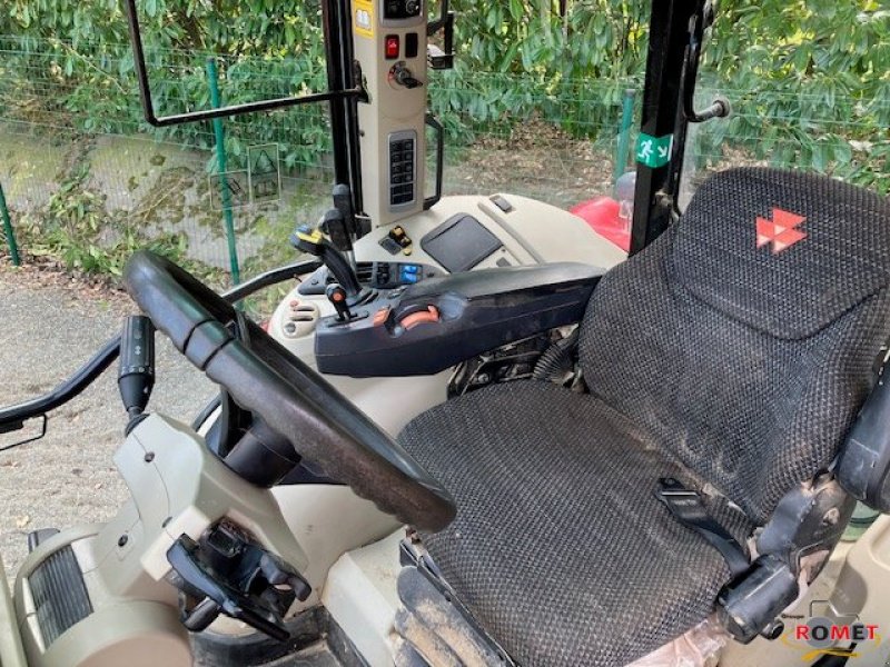 Traktor of the type Massey Ferguson 5713 S D4 EF MR, Gebrauchtmaschine in Gennes sur glaize (Picture 4)