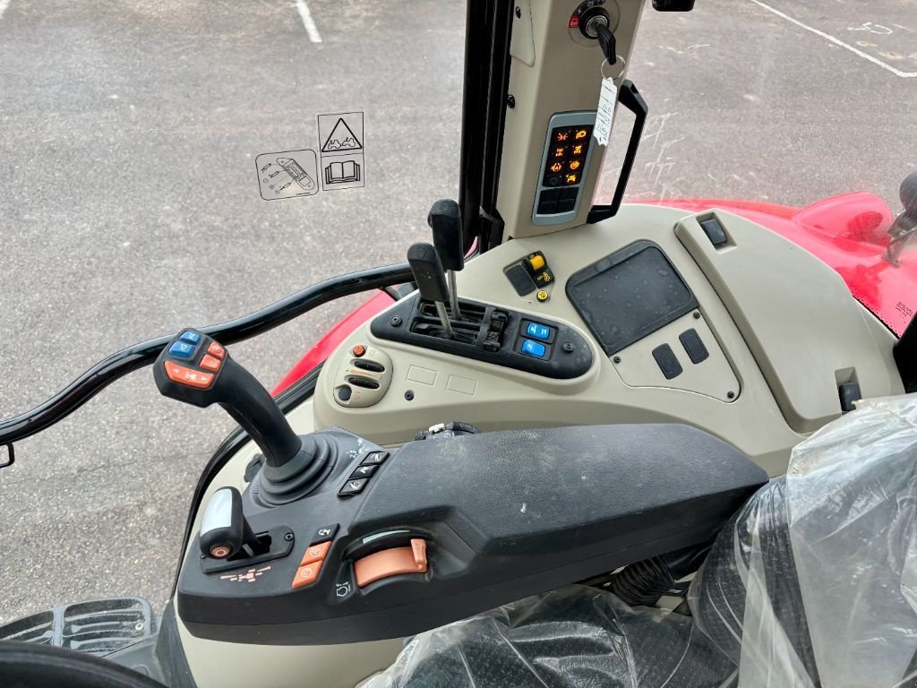 Traktor del tipo Massey Ferguson 5713S DYNA-4 ESSENTIAL, Gebrauchtmaschine en VERT TOULON (Imagen 9)