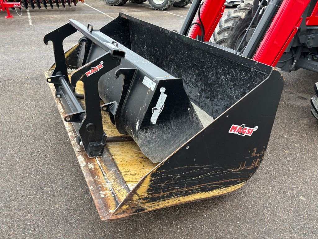 Traktor del tipo Massey Ferguson 5713S DYNA-4 ESSENTIAL, Gebrauchtmaschine en VERT TOULON (Imagen 11)