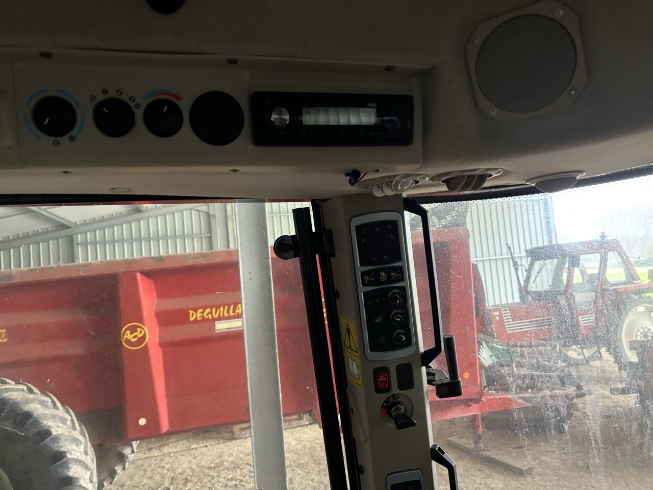 Traktor del tipo Massey Ferguson 5713S DYNA-4 ESSENTIAL, Gebrauchtmaschine en VERT TOULON (Imagen 4)