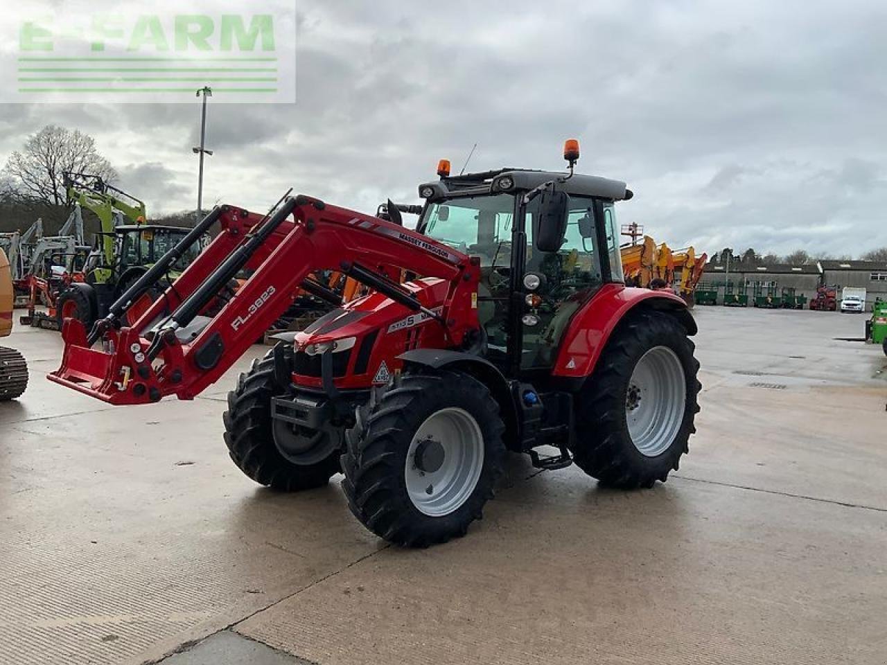 Traktor of the type Massey Ferguson 5713s next edition tractor (st25582), Gebrauchtmaschine in SHAFTESBURY (Picture 5)