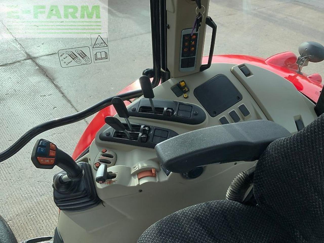 Traktor of the type Massey Ferguson 5713s next edition tractor (st25582), Gebrauchtmaschine in SHAFTESBURY (Picture 26)