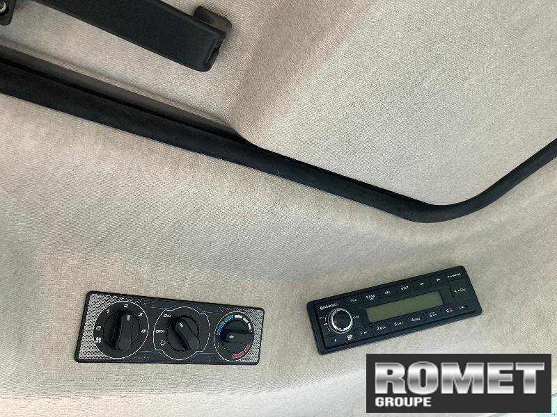 Traktor des Typs Massey Ferguson 5S-105 D6 VP, Gebrauchtmaschine in Gennes sur glaize (Bild 5)