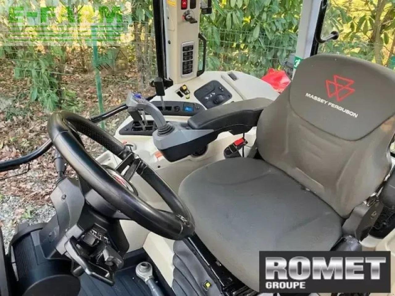 Traktor Türe ait Massey Ferguson 5s-115 d4 dx, Gebrauchtmaschine içinde GENNES-SUR-GLAIZE (resim 9)