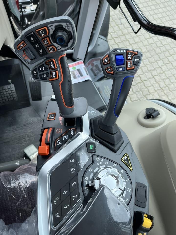 Traktor типа Massey Ferguson 5S 125 D6 EFFICIENT, Gebrauchtmaschine в Jelling (Фотография 4)