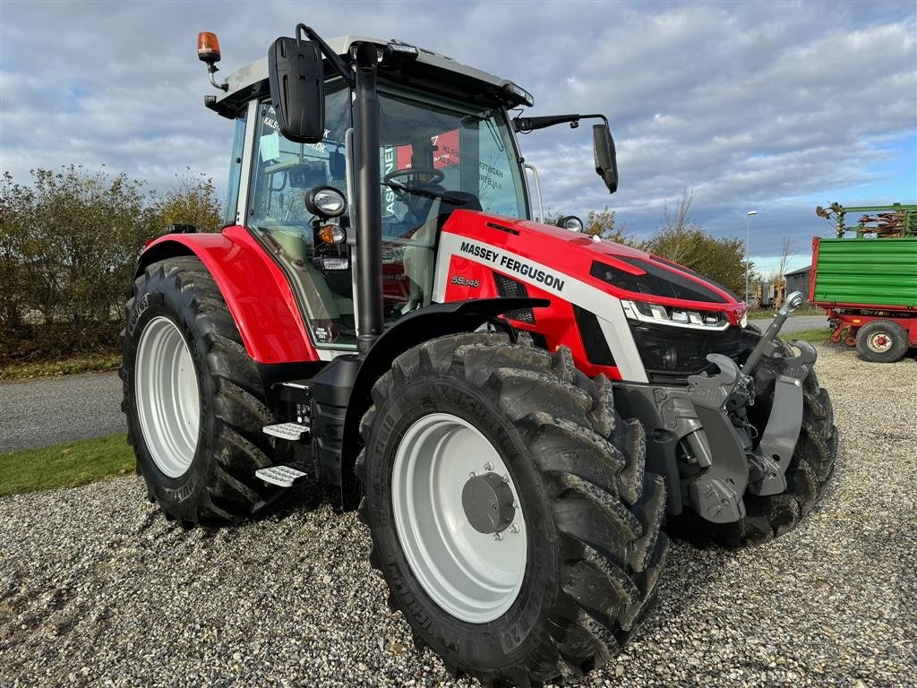 Traktor of the type Massey Ferguson 5S-145 Dyna 6 Efficient Leasing fra 8638,-, Gebrauchtmaschine in Hadsten (Picture 7)